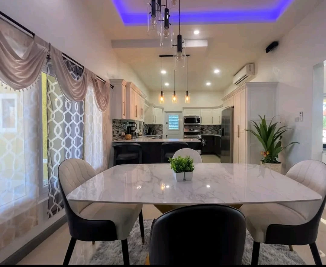 Dining-area-overlooking-kitchen.webp