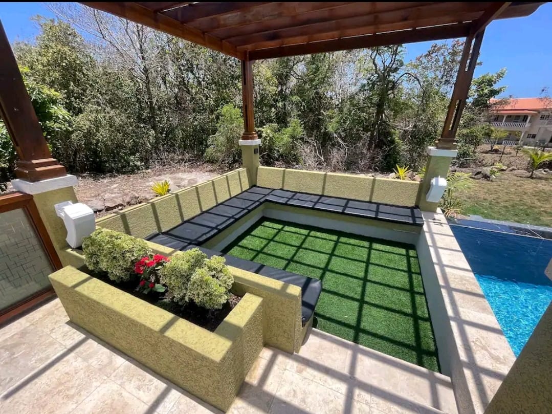 Gazebo-overlooking-pool.webp
