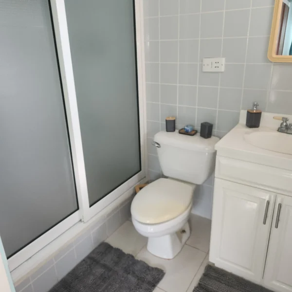 Queen-Ensuite-Bathroom.webp